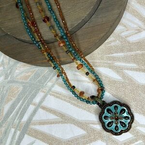 Stunning Avon necklace. Stamped NR